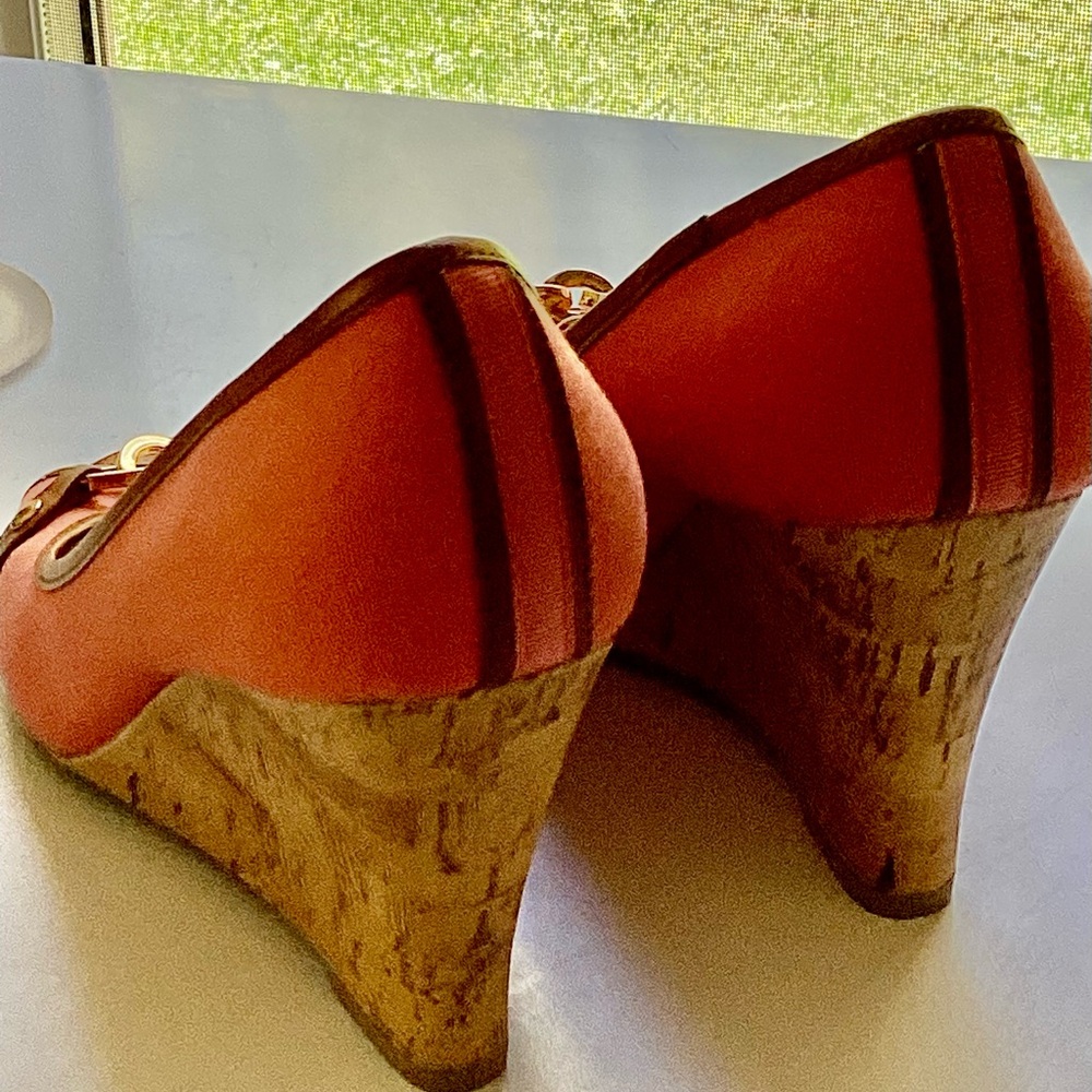 🪸 Tommy Hilfiger CORAL  Peep Toe GOLD CHAIN Canvas WEDGE  Sz 8.5 NWT - Picture 4 of 16